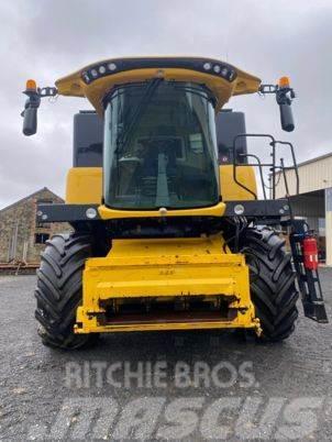 New Holland CX 6.80 Combine harvesters