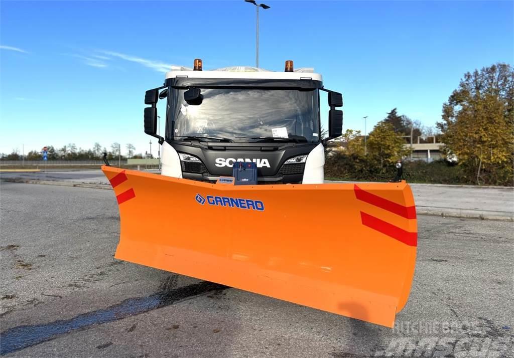Scania P500 XT 8X4 Snow blades and plows