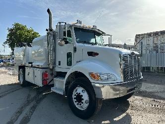 Peterbilt 335
