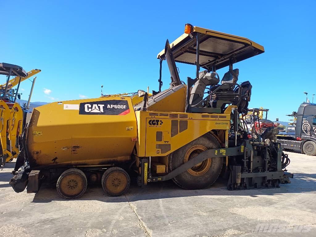 CAT AP 600F Επίστρωση ασφάλτου