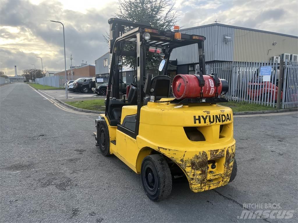 Hyundai 35L-7A Περονοφόρα ανυψωτικά κλαρκ με φυσικό αέριο LPG