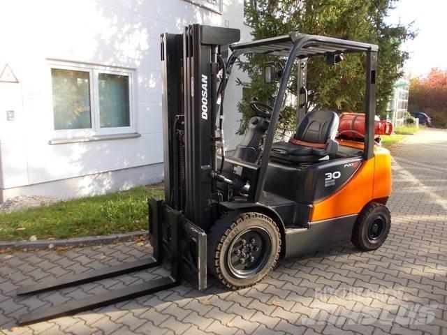 Doosan G 30 E Περονοφόρα ανυψωτικά κλαρκ με φυσικό αέριο LPG