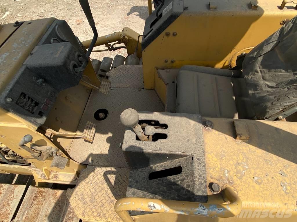 Komatsu D21P-6 Μπουλντόζες με ερπύστριες