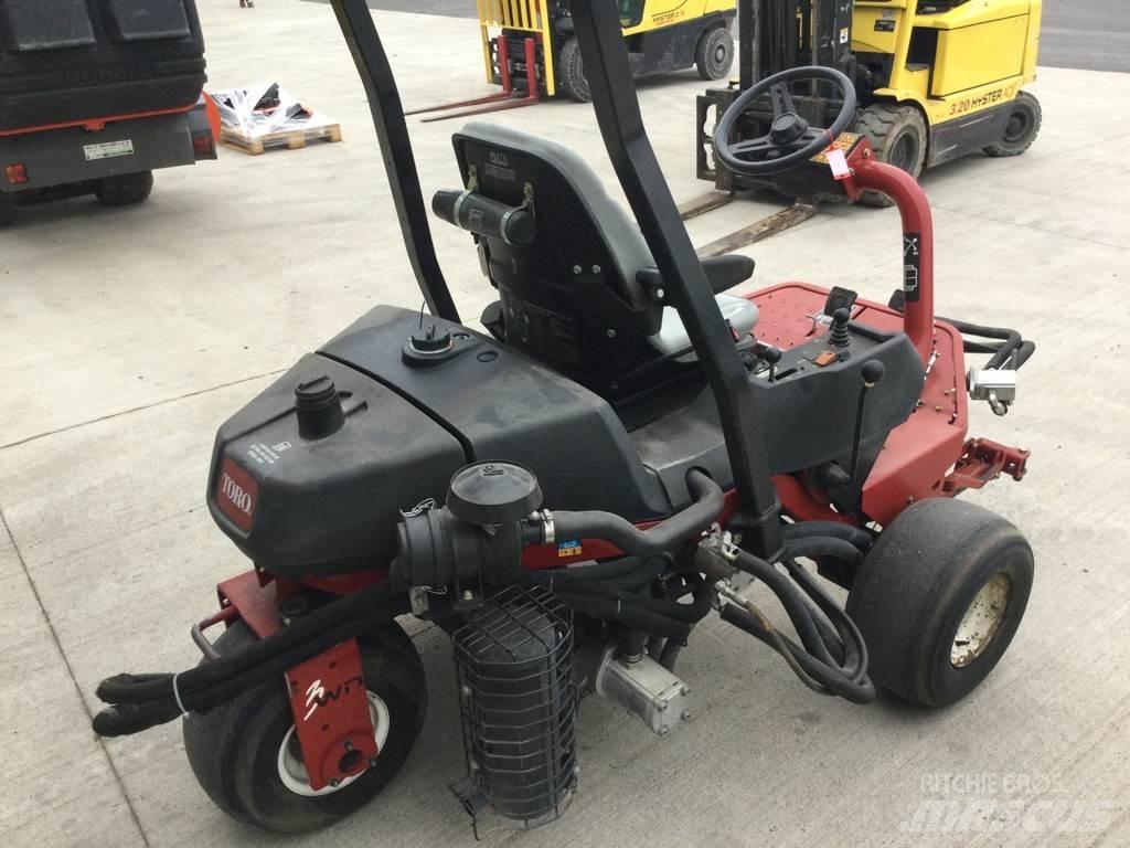 Toro 3250D Χορτοκοπτικά με καθιστό χειριστή
