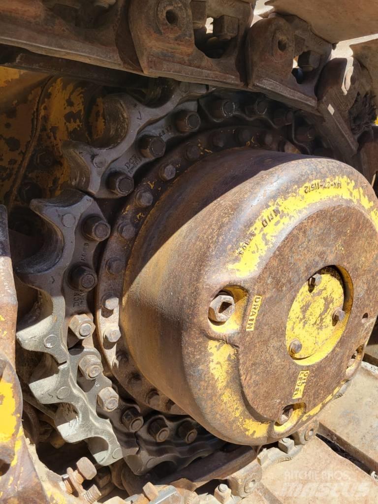 Komatsu D65EX-15 Μπουλντόζες με ερπύστριες