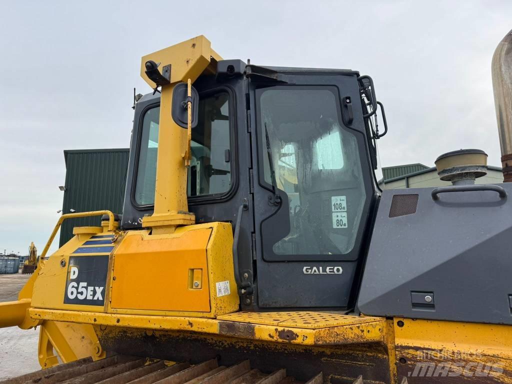 Komatsu D65EX-15 Μπουλντόζες με ερπύστριες