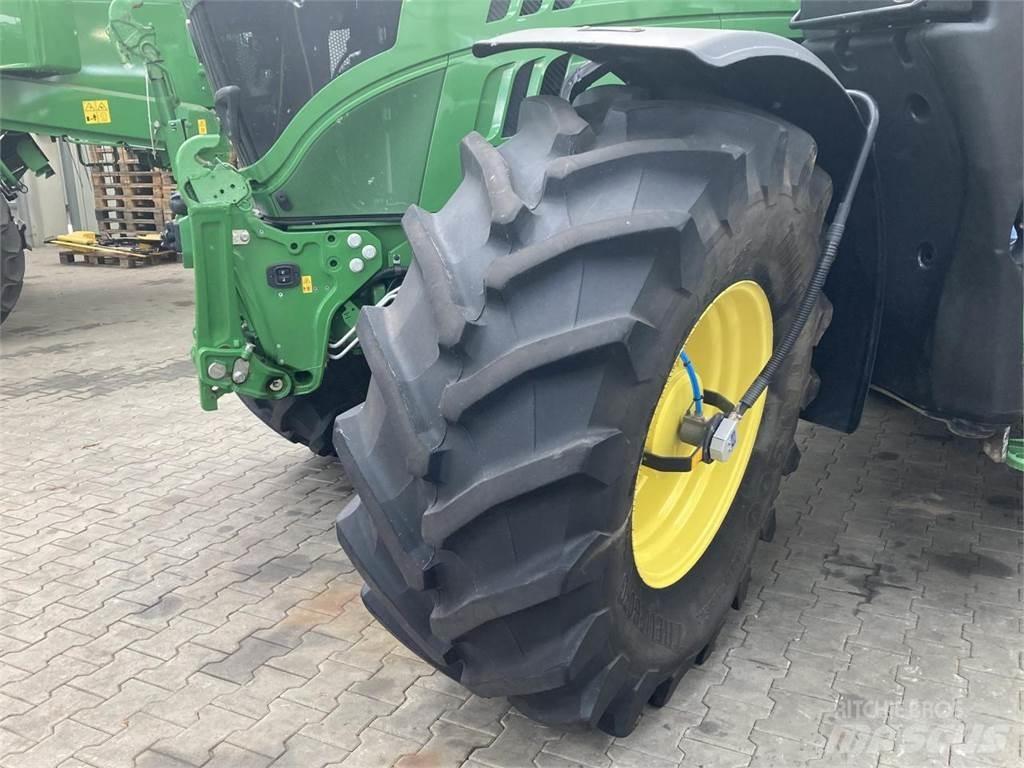 John Deere 6215R Τρακτέρ