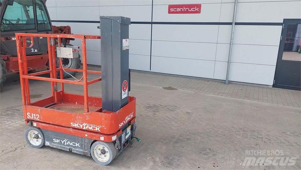 SkyJack SJ12 Ανυψωτήρες με κατακόρυφους πυλώνες