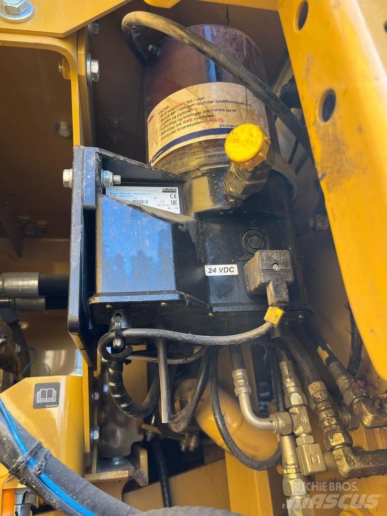 CAT 323 Εκσκαφείς με ερπύστριες