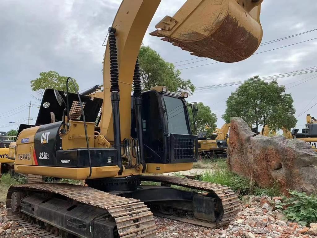 CAT 323D Εκσκαφείς με ερπύστριες