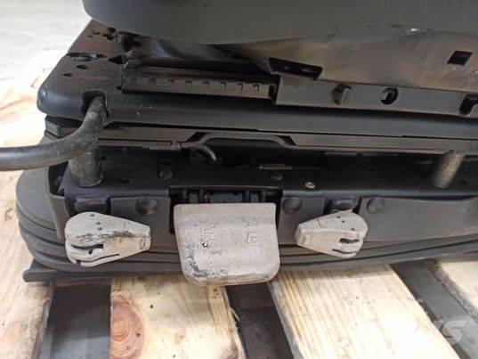 Valtra N 163 chair Καμπίνες και εσωτερικό