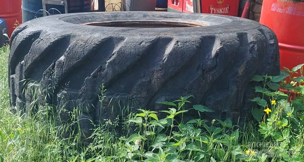 Komatsu 895 Ελαστικά και ζάντες