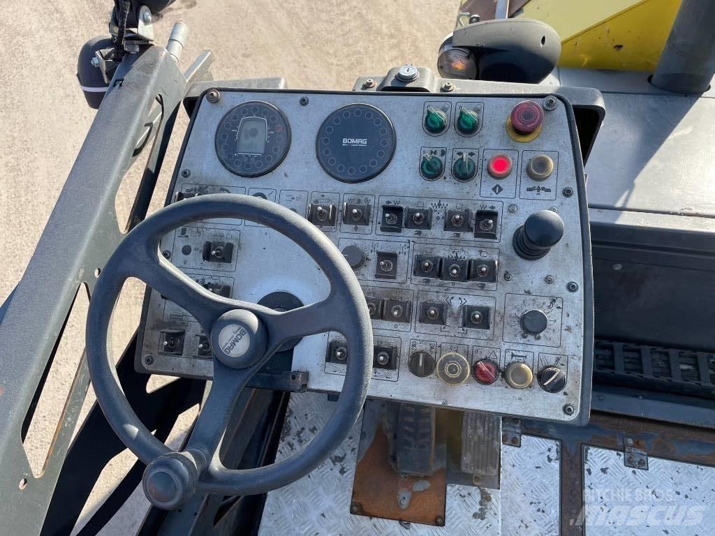 Bomag BF 300 P Επίστρωση ασφάλτου