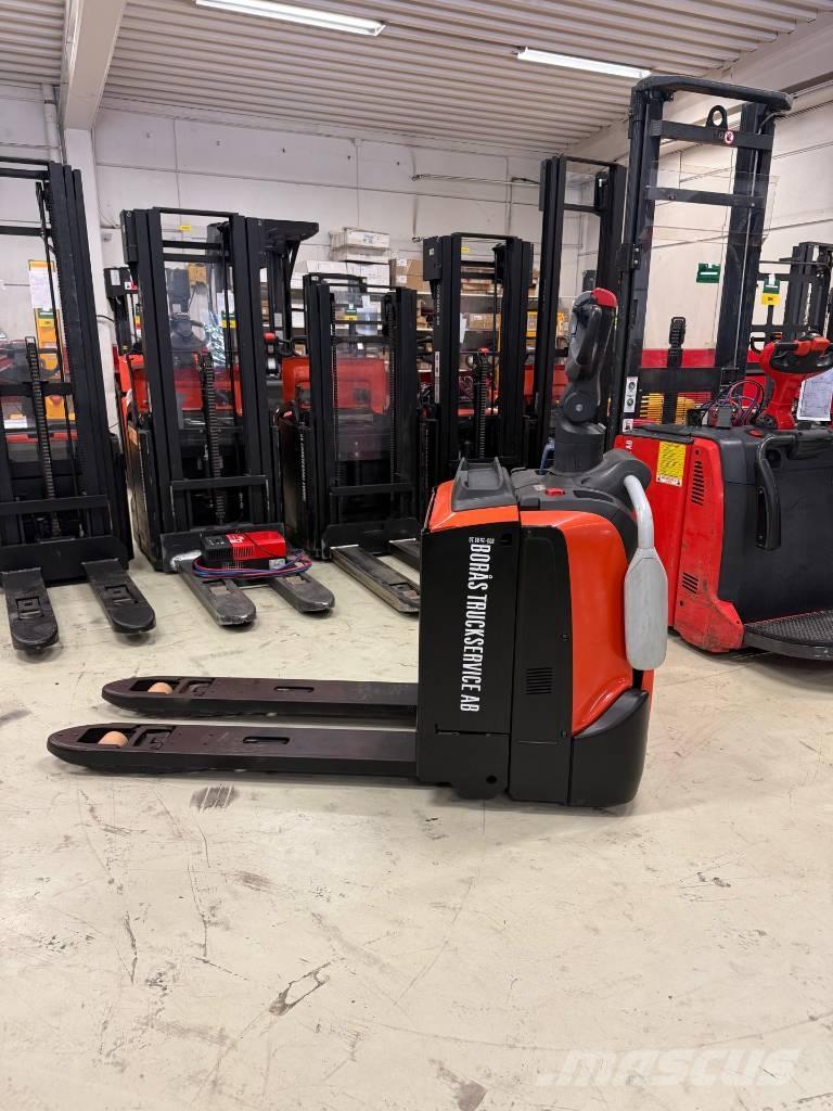 Toyota truck LPE 200 Χειροκίνητο περονοφόρο ανυψωτικό με πλατφόρμα