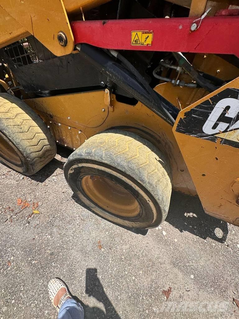 CAT 242 D Φορτωτάκια