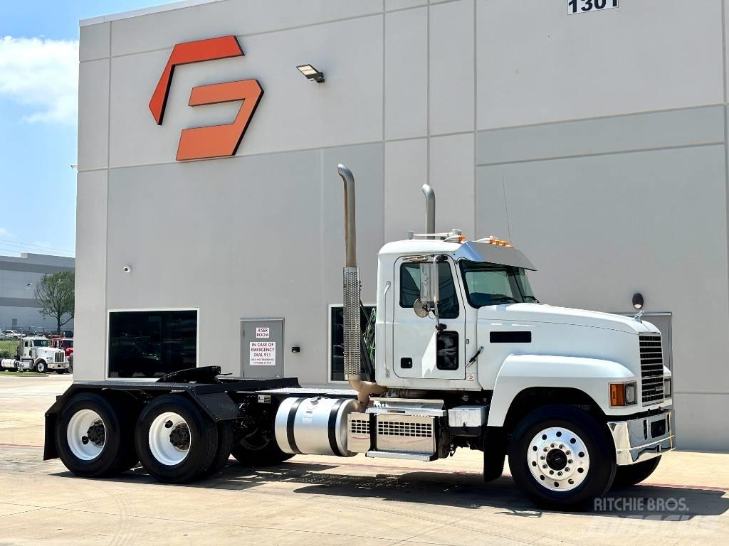 Mack Pinnacle 64T Τράκτορες