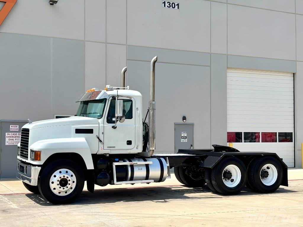 Mack Pinnacle 64T Τράκτορες