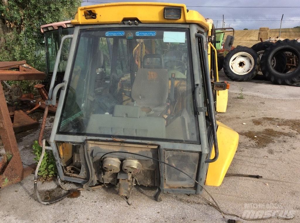 Komatsu WB 97 R Καμπίνες και εσωτερικό