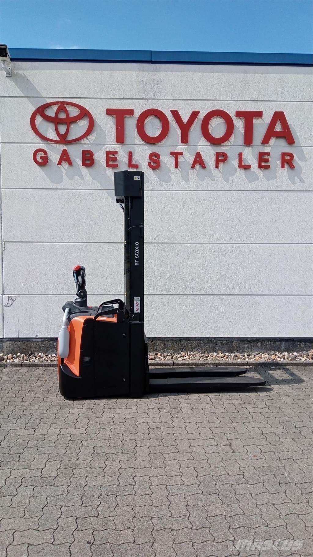 Toyota SWE160L Παλετοφόρα πεζού χειριστή με ιστό