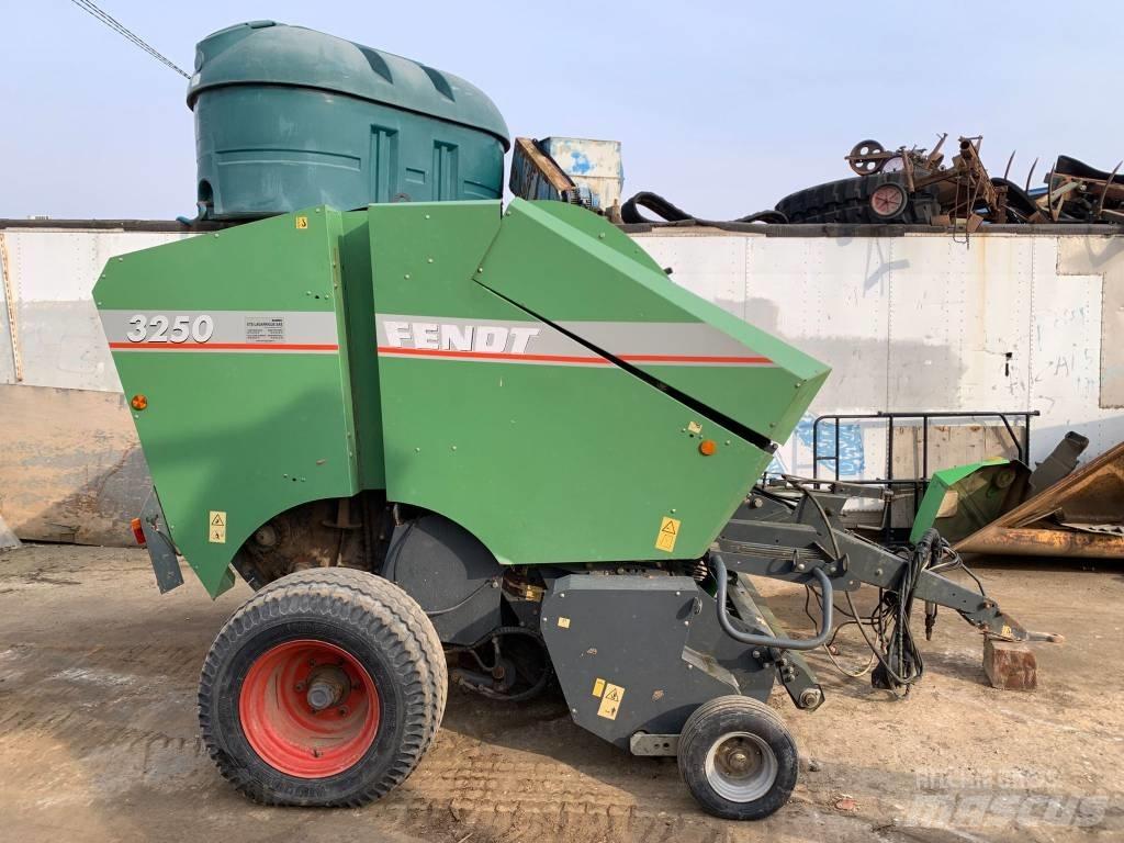 Fendt 3250 Πρέσες κυλινδρικών δεμάτων