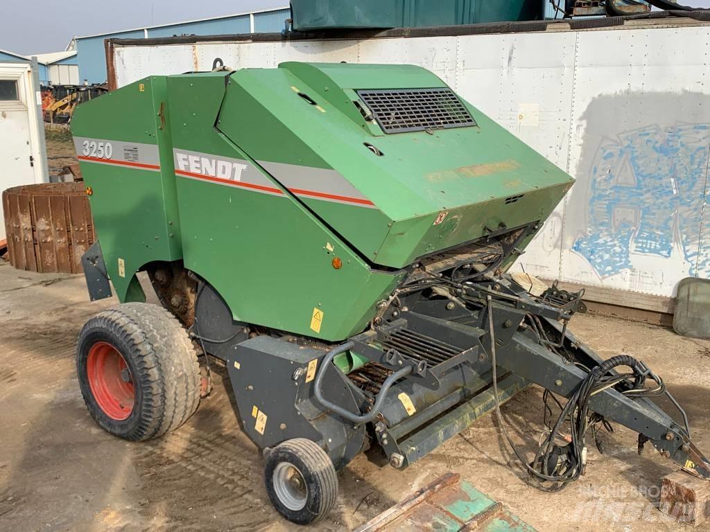 Fendt 3250 Πρέσες κυλινδρικών δεμάτων