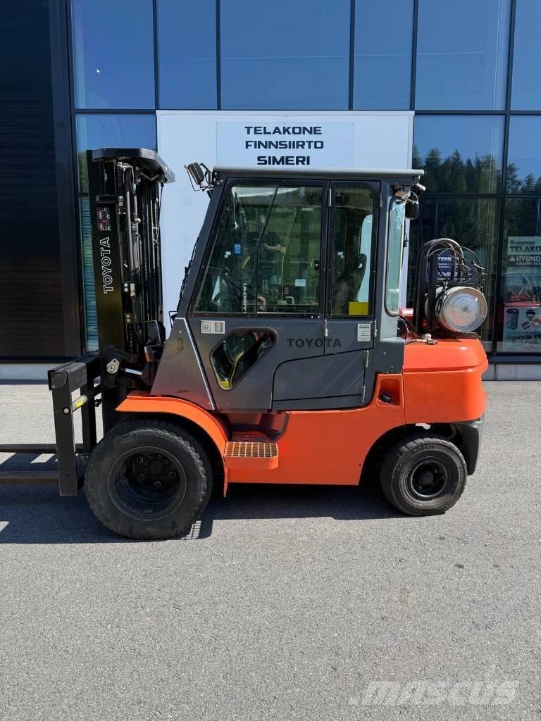 Toyota 02-7 FGF 30 Περονοφόρα ανυψωτικά κλαρκ με φυσικό αέριο LPG