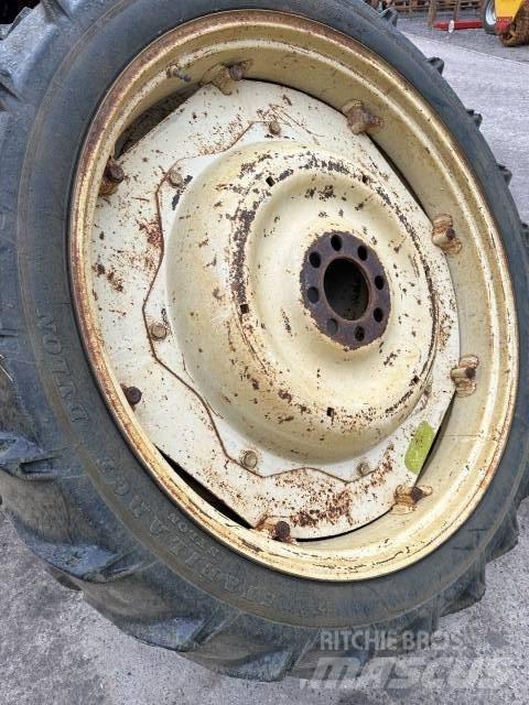 Dunlop 9.5R44 Ελαστικά και ζάντες