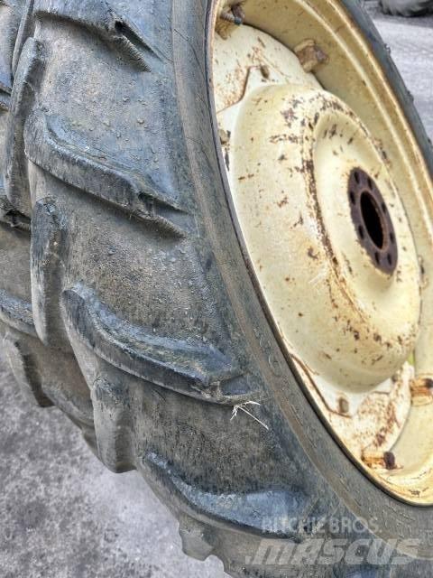 Dunlop 9.5R44 Ελαστικά και ζάντες