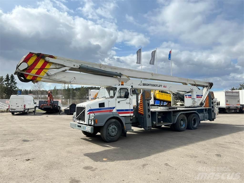 Volvo N12-1-V-6X2 Φορτηγά με Γερανό