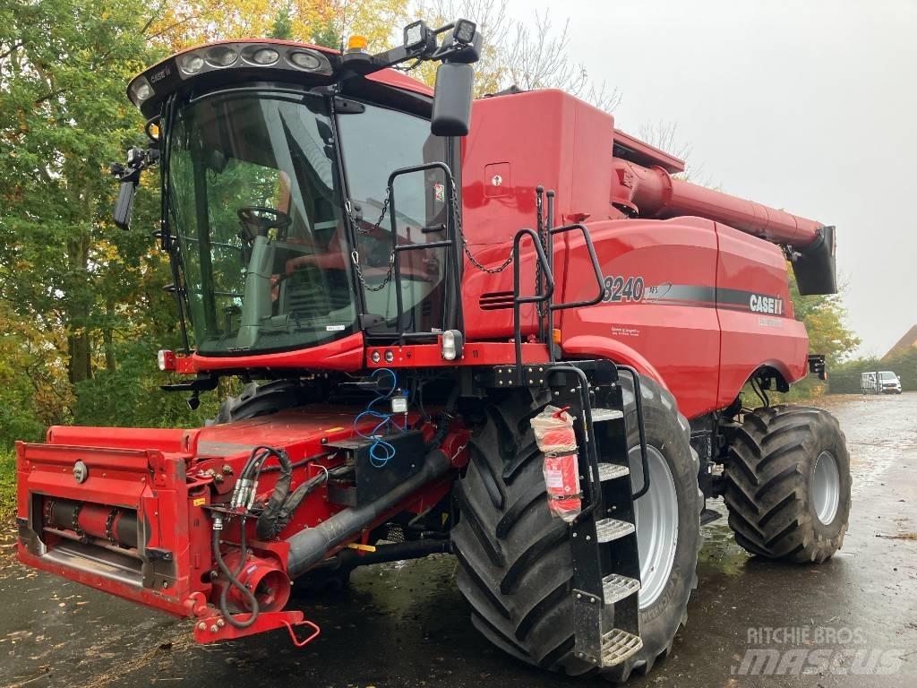 Case IH Axial 8240 Θεριζοαλωνιστικές μηχανές