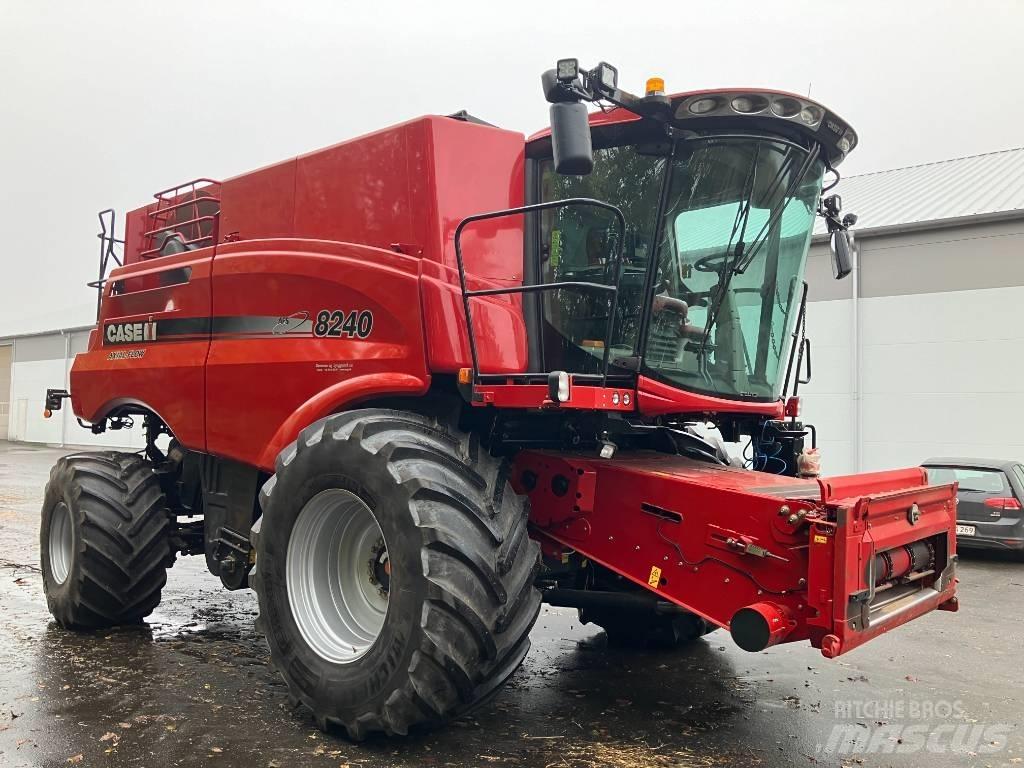 Case IH Axial 8240 Θεριζοαλωνιστικές μηχανές