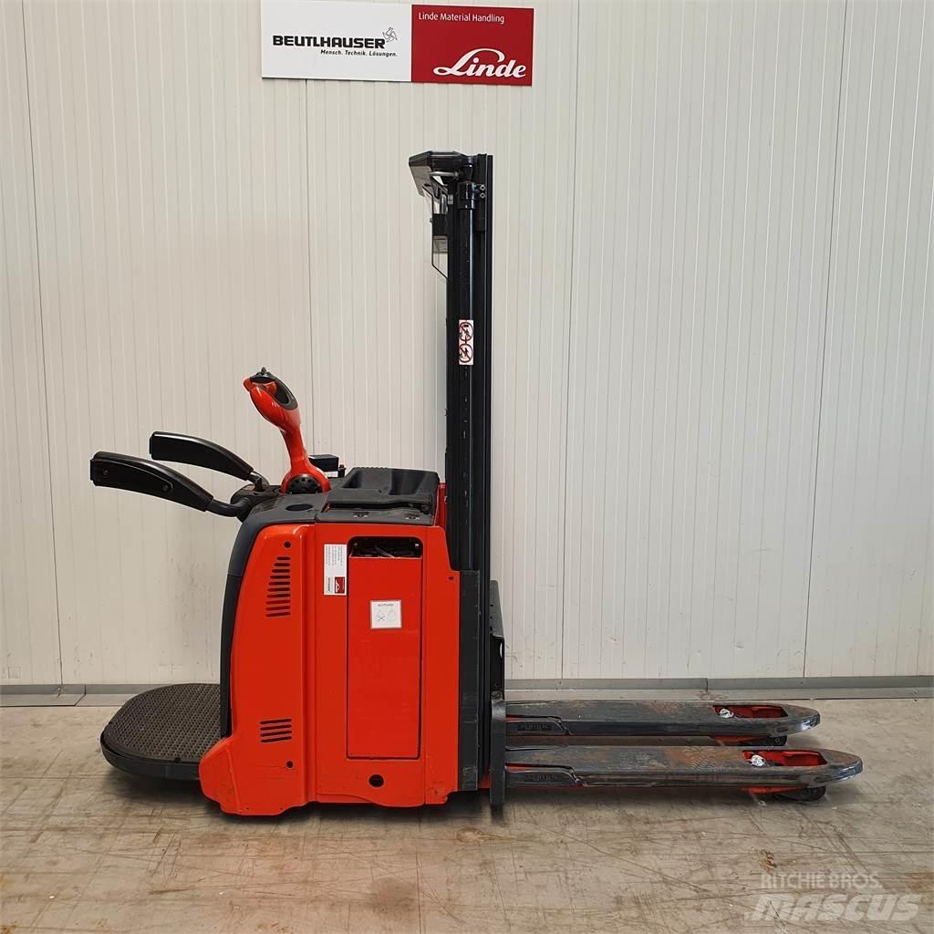 Linde D12AP Παλετοφόρα πεζού χειριστή με ιστό