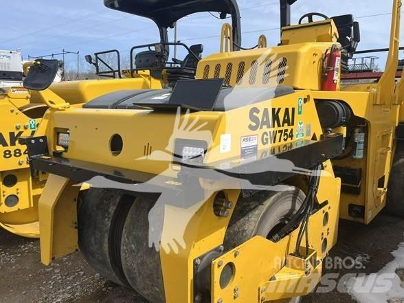 Sakai GW754 Κύλινδροι με επίσωτρα με αέρα