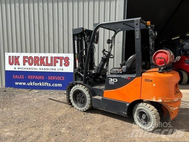 Doosan G 30 E-5 Περονοφόρα ανυψωτικά κλαρκ με φυσικό αέριο LPG