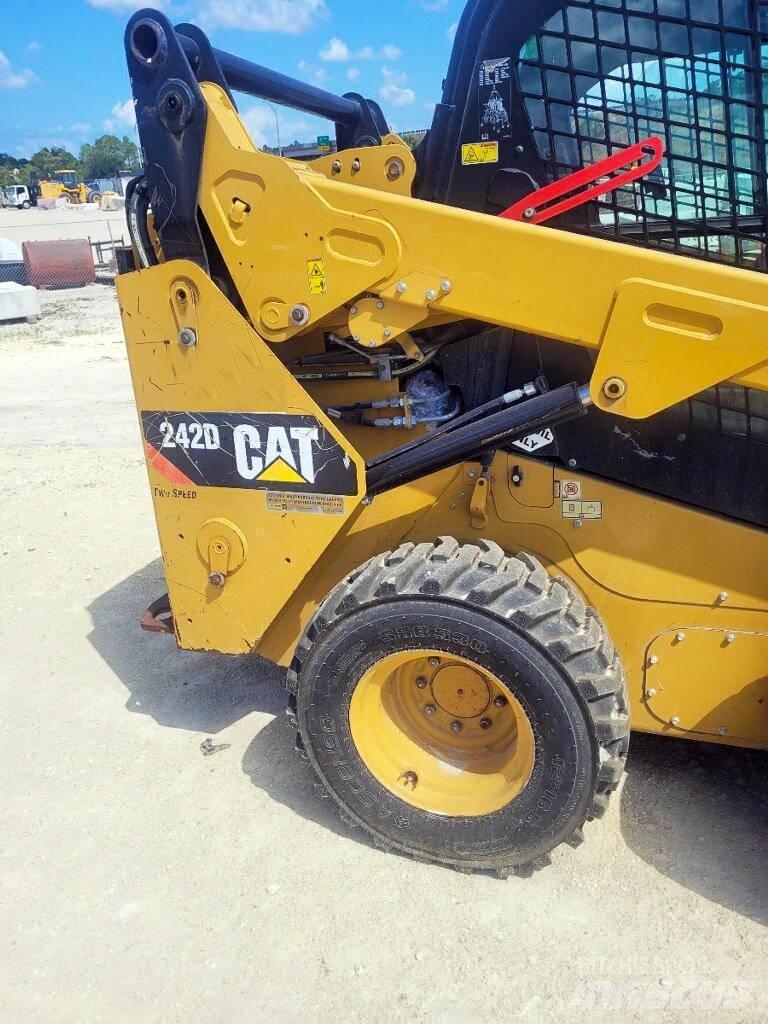 CAT 242 D Φορτωτάκια