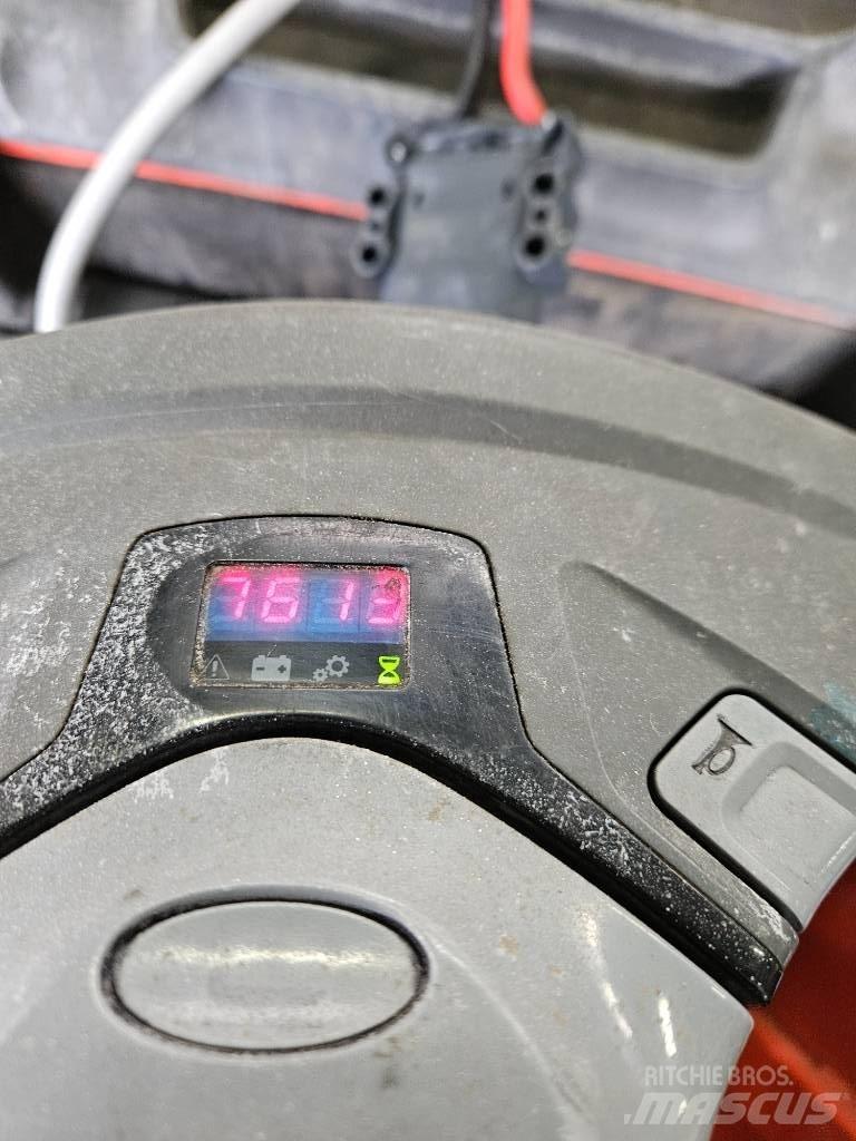 BT LPE250 Χειροκίνητο περονοφόρο ανυψωτικό με πλατφόρμα
