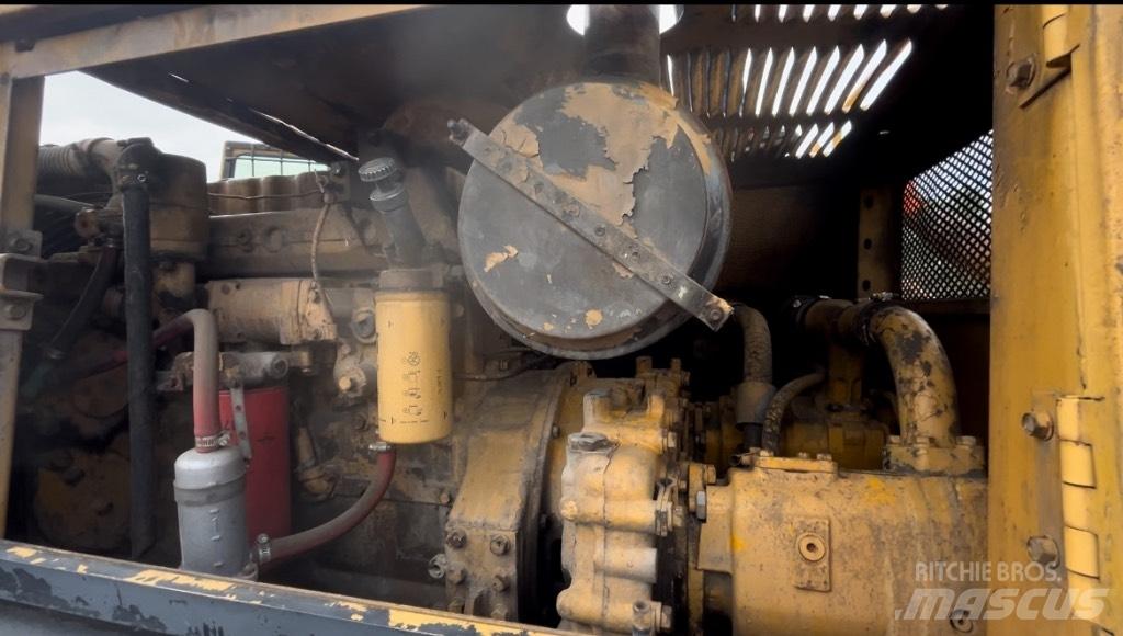 CAT 215 Εκσκαφείς με ερπύστριες