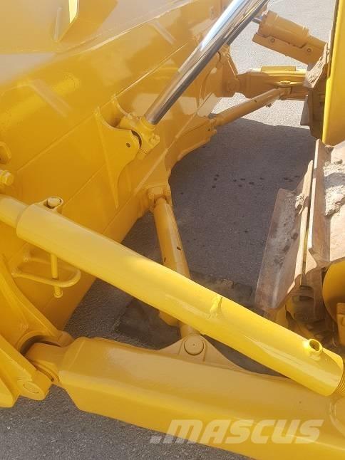 Komatsu D65EX-15 Μπουλντόζες με ερπύστριες