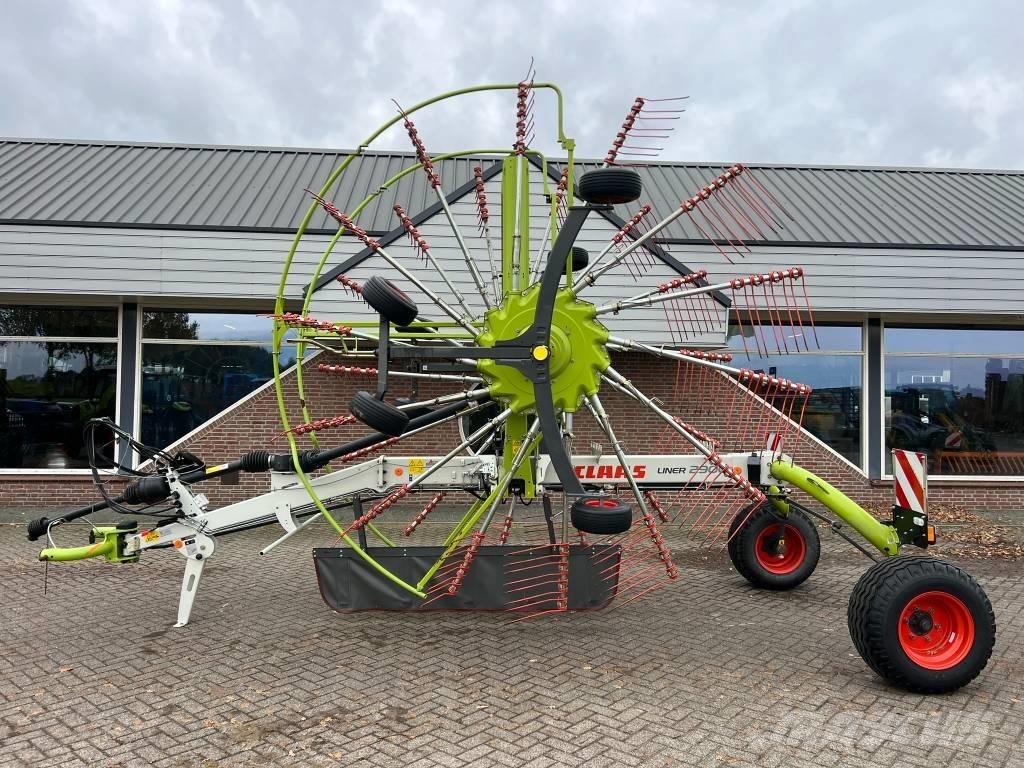 CLAAS Liner 2900 Αναμοχλευτήρες