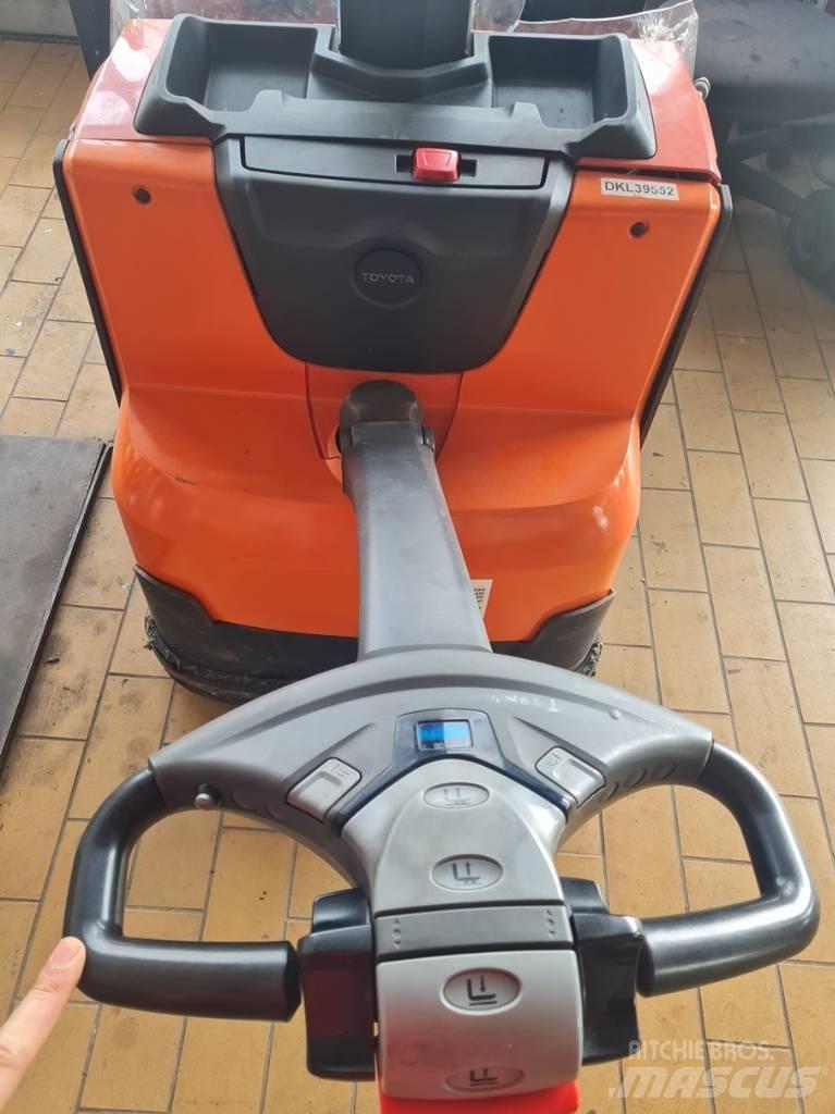 Toyota SWE080L Παλετοφόρα πεζού χειριστή με ιστό