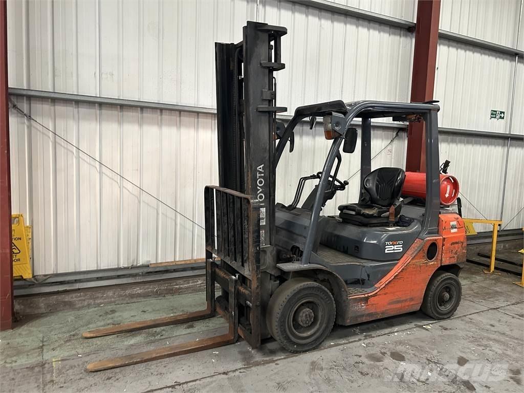 Toyota 02-8FGF25 Περονοφόρα ανυψωτικά κλαρκ με φυσικό αέριο LPG