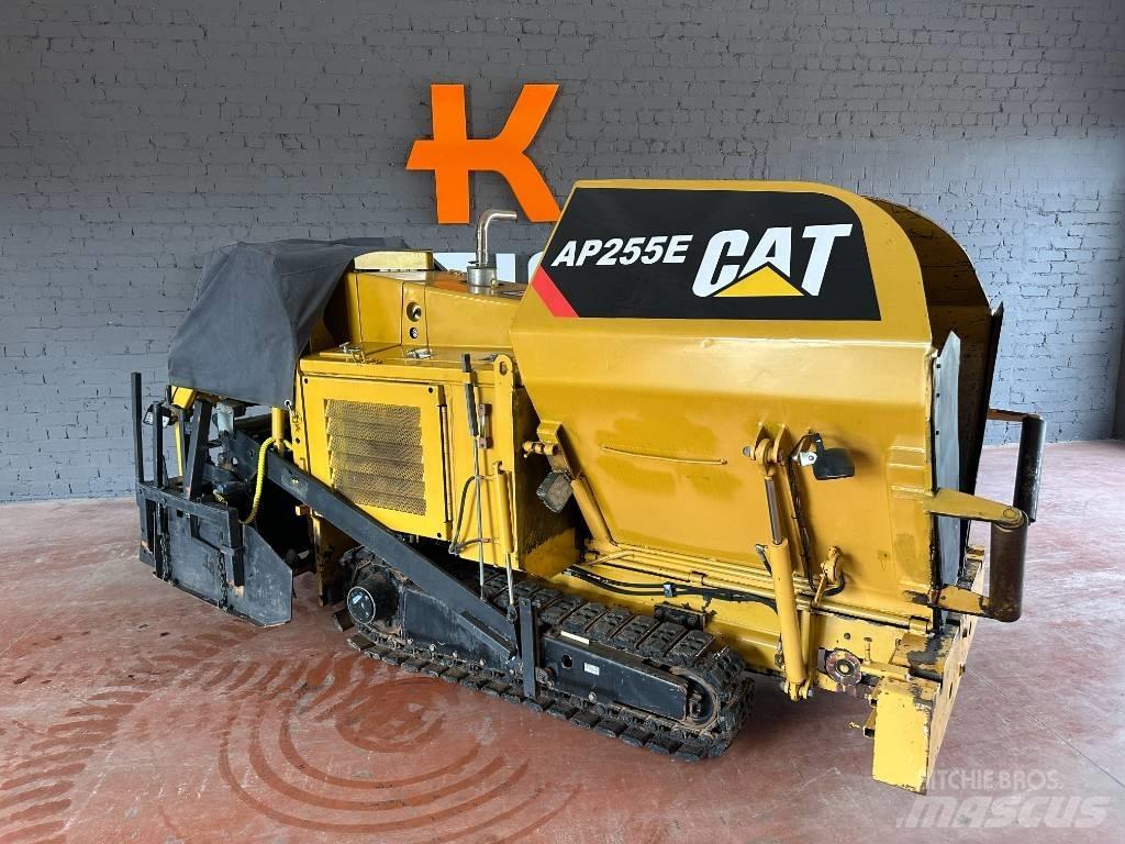 CAT AP 255 E Επίστρωση ασφάλτου