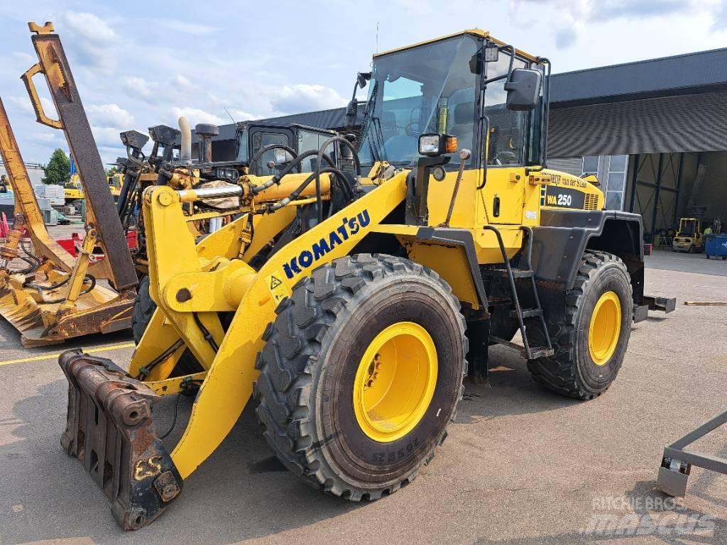 Komatsu WA 250-5H Φορτωτές με λάστιχα (Τροχοφόροι)