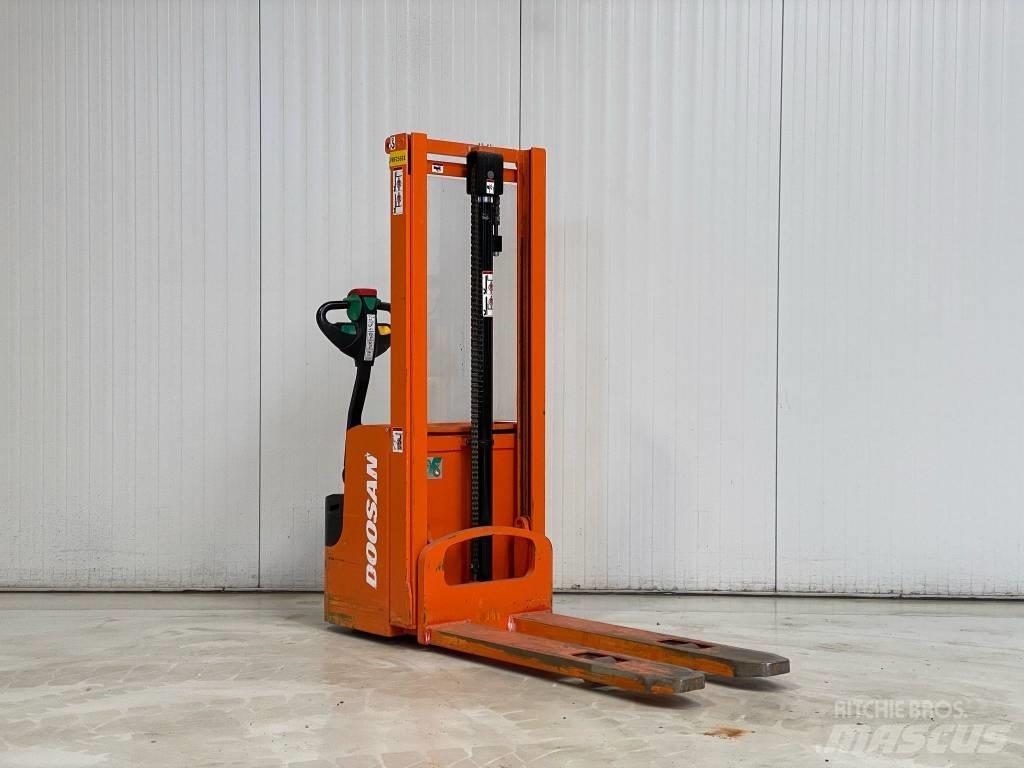 Doosan LEDS12.5C Παλετοφόρα πεζού χειριστή με ιστό