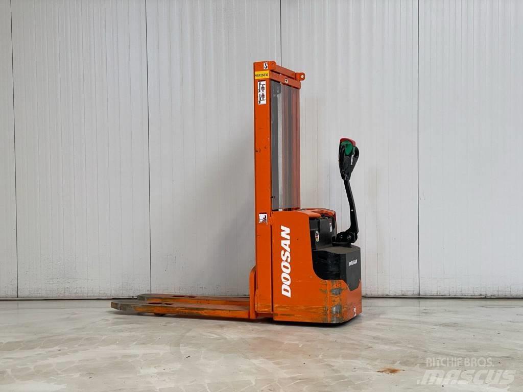 Doosan LEDS12.5C Παλετοφόρα πεζού χειριστή με ιστό