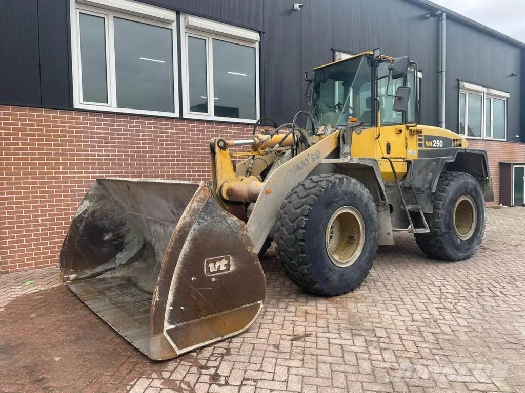Komatsu WA250-5 Φορτωτές με λάστιχα (Τροχοφόροι)