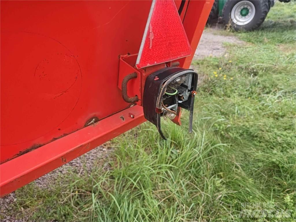 Deutz-Fahr E390 Ρυμούλκα με διάταξη αυτοφόρτωσης