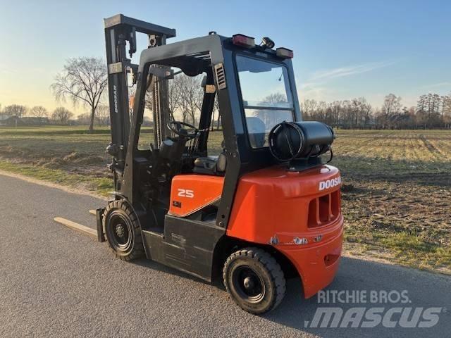 Doosan G 25 G Περονοφόρα ανυψωτικά κλαρκ με φυσικό αέριο LPG