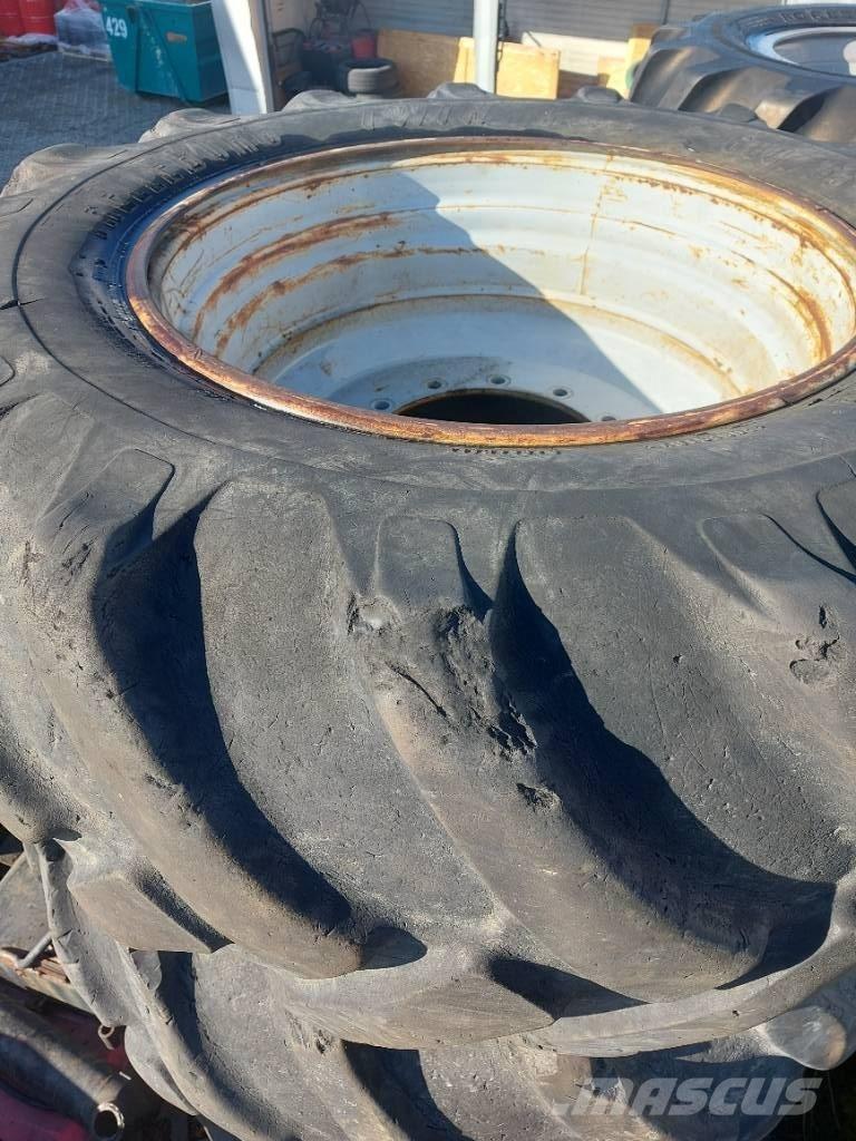 Komatsu 901 Ελαστικά και ζάντες