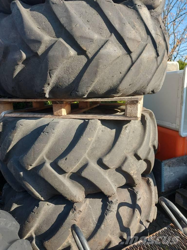 Komatsu 901 Ελαστικά και ζάντες